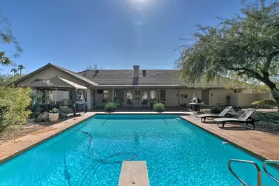 Image de Nouveau! Maison acceptant les animaux de compagnie avec oasis de jardin privé!