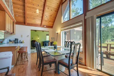 Image de Ensemble de retraite isolée de Yosemite sur 14 acres avec terrasse