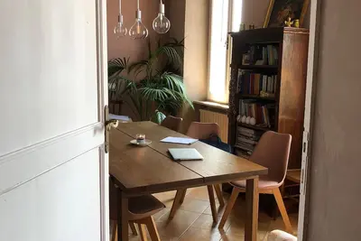 Image de Appartement vue panoramique avec cheminée et baignoire. Situé dans un environnement historique.