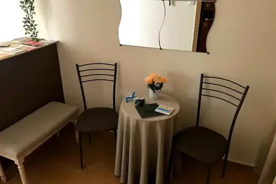 Image de Appartement avec 2 chambres 2 salles de bains et cuisine / salon avec canapé-lit.