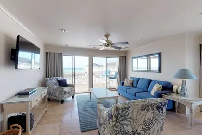 Image de Charmant condo avec vue sur le golfe, balcon, piscine partagée et bain à remous
