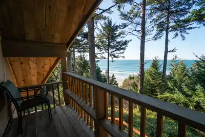 Image de Profitez de Oceanfront Bliss depuis une colline avec Sheltering Pines sur Otter Rock!