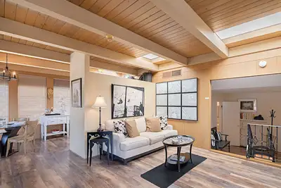 Image de 3797 Pine Place - Downtown Carmel Flat ~ Disponible tous les soirs ~ 4 personnes