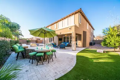 Image de Emporium Plaisir En Famille! ! Billard, piscine, 2 lofts! ! Accueille 18 adultes