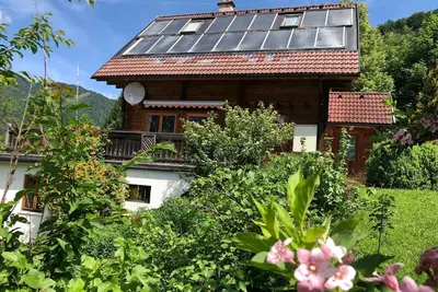 Image de Belle maison en bois rond avec une vue de première classe sur les montagnes!