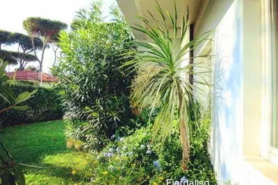 Image de jardin privé, jusqu'à 6 personnes, espace vert, à quelques pas de la mer