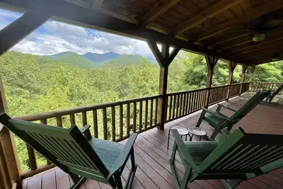 Image de Superbes vues sur la montagne depuis la cabine avec bain à remous et véranda couverte!