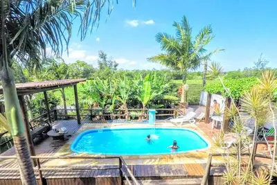 Image de Maison avec piscine dans un endroit paisible et boisé. Littoral Sc près des montagnes