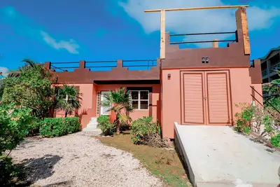 Image de Villa familiale avec vue sur l'eau, balcon et piscine partagée