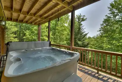 Image de Cabine de luxe confortable avec une vue imprenable sur la montagne et un bain à remous!