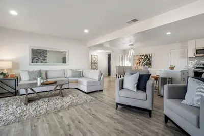 Image de 🏡Stylish Modern Home 4br \/ 2ba🏡W \/ gratuit 🚘Parking🚘