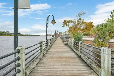 Image de Coeur Du Centre-Ville (Riverwalk, River View, Walk to Shopping, Dining, and Spirits)