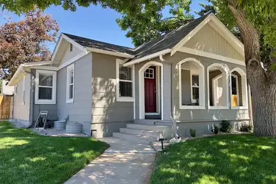 Image de Magnifique bungalow des années 1930 rénové à Englewood!