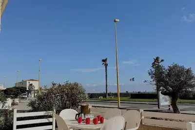 Image de Appartement en rez de chaussé face à la mer et climatisé 7blion37