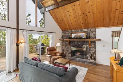 Image de This light and bright cabin will capture your heart and relax your mind!