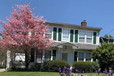 Image de Gladys Gables is a cute 1950’s style house near downtown & a park.