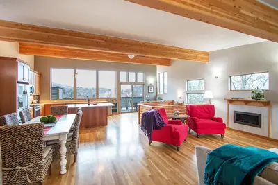 Image de Blackberrry Bramble - Beckoning Views, Peaceful Elegance, Walk to Downtown