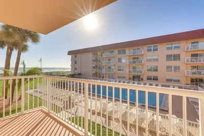 Image de Nouveau! Invitant Cocoa Beach Condo w / Emplacement idéal!