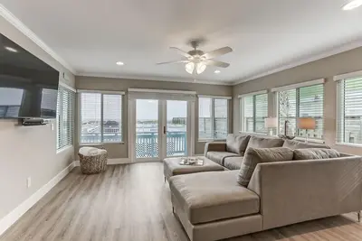 Image de Récemment rénové: Beautiful Beach Cottage est maintenant disponible à la location! Réservez vite ou manquez! Cette superbe maison de 3 chambres / 3 salles de bain face à l'océan.