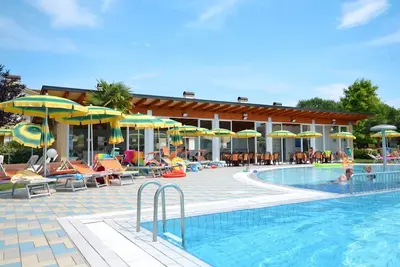 Appartement dans une maison de vacances avec Wifi, climatisation, piscine, Tv, terrasse, parking