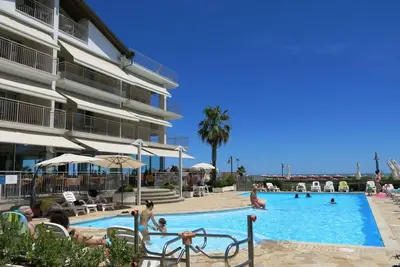 Image de Joli appartement avec climatisation, piscine, internet, Tv, terrasse, animaux admis et parking