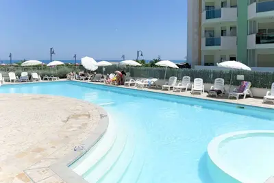 Image de Bel appartement avec internet, piscine, climatisation, Tv, terrasse, animaux admis, parking