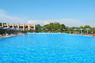 Joli appartement avec climatisation, Wifi, piscine, Tv, terrasse, animaux admis et parking