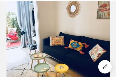 Image de Joli studio cosy avec terrasse en rez de jardin et parking.