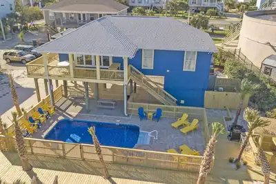 Image de Maison avant 4 chambres entièrement rénovée avec piscine!