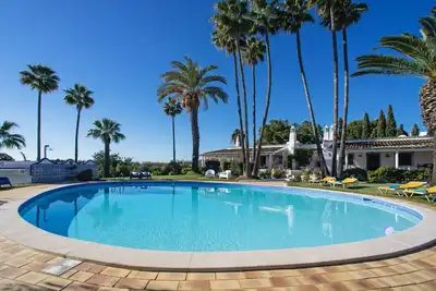 Image de Agréable appartement dans une maison de vacances avec piscine, Wifi, Tv, terrasse et parking
