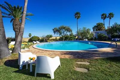 Image de Confortable appartement dans une maison de vacances avec piscine, Wifi, Tv, terrasse et parking