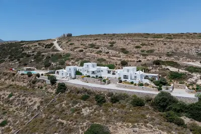 Image de Complexe panoramique de trois villas avec héliport
