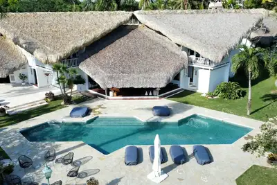 Image de Incroyable villa - 6 chambres, barbecue, piscine, bain à remous, chef inclus avec location.