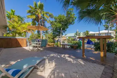 Image de \"Somewhere in the Sun\" halfCanalfront semi-duplex avec grande terrasse de détente à Kcb!