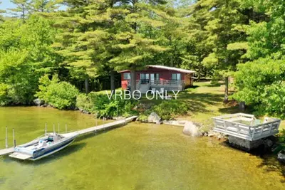 Image de Prime, propriété privée au bord de l'eau sur Winnipesaukee avec amarrage et parking amplement