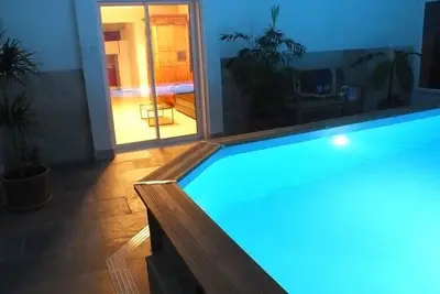 Image de La Petite Maison Sous Les Pins-Piscine Interieure