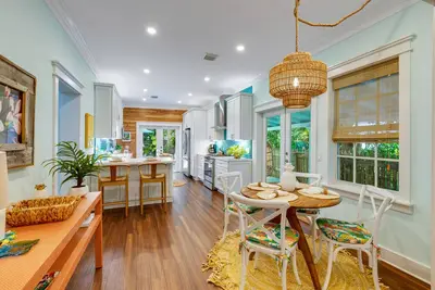 Image de \"Pineapple Breeze\" ~ Maison Juste RÉNOVÉE à The Meadows avec piscine! \"