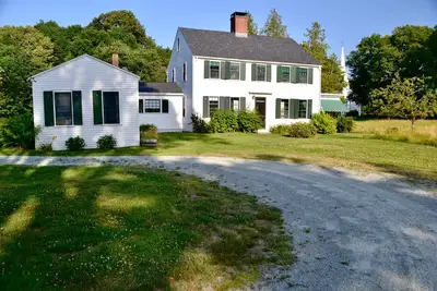 Image de Magnifique maison classique emblématique de la Nouvelle-Angleterre sur Somes Pond & Acadia