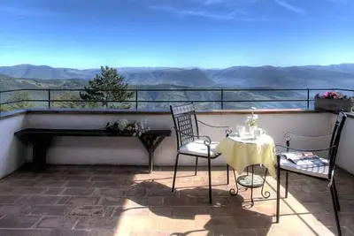 Image de Cabine entourée de verdure dans le parc Monte Subasio - Terrasse panoramique