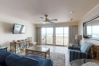 Image de Condo côtier confortable avec piscine partagée et accès facile à la plage