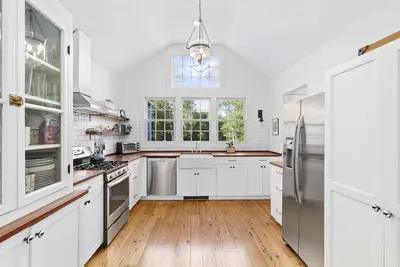 Image de Entièrement rénové chalet de charme à East Hampton - juste à l'extérieur du village!