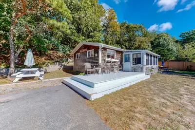 Image de Beach Cottage qui surplombe l'étang de Follins avec climatisation centrale et barbecue à gaz