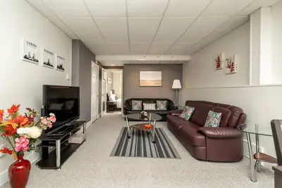 Image de Spacieuse Oasis-2 Chambre Suite Avec ENTRÉE PRIVÉE