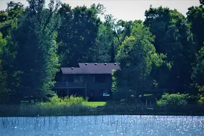 Image de Nouvellement disponible! Grande cabine située sur le magnifique lac aux fraises