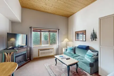 Image de Studio confortable - À pied des ascenseurs, des magasins, des restaurants et des divertissements!