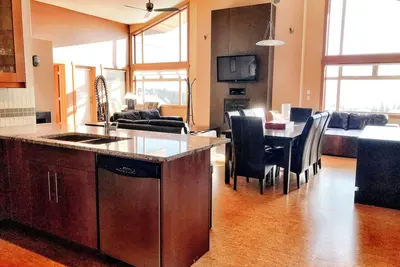 Image de Sleeps 12 and comes with year round hot tub and pool table.