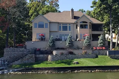 Image de Maison de 7 chambres avec bain à remous, salle de jeux et patio au bord du lac
