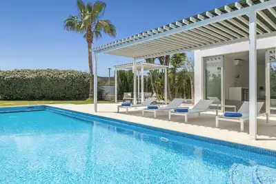 Image de Nouvelle villa idéale pour vacances avec des amis et la famille près de la ville