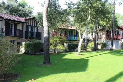 Image de maison sur le golf au milieu des chênes lièges