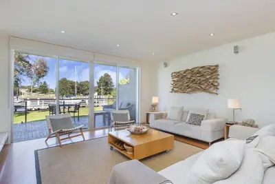 Image de The Quarter Deck - Cette maison de ville en bord de rivière est moderne, fraîche et spacieuse